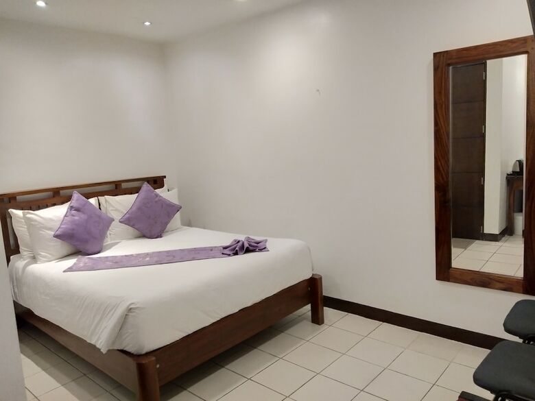 Safari Lodge Baguio By Log Cabin Hotel