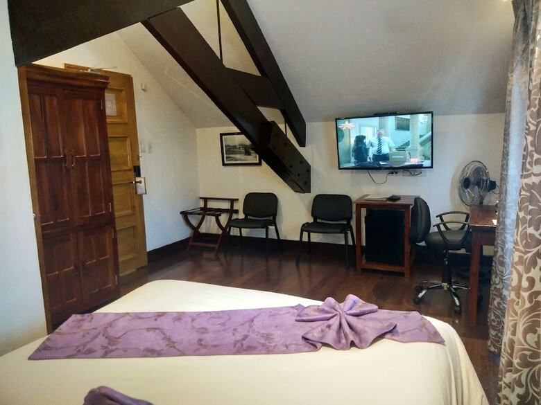 Safari Lodge Baguio By Log Cabin Hotel
