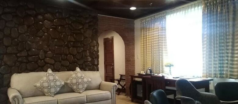 Safari Lodge Baguio By Log Cabin Hotel