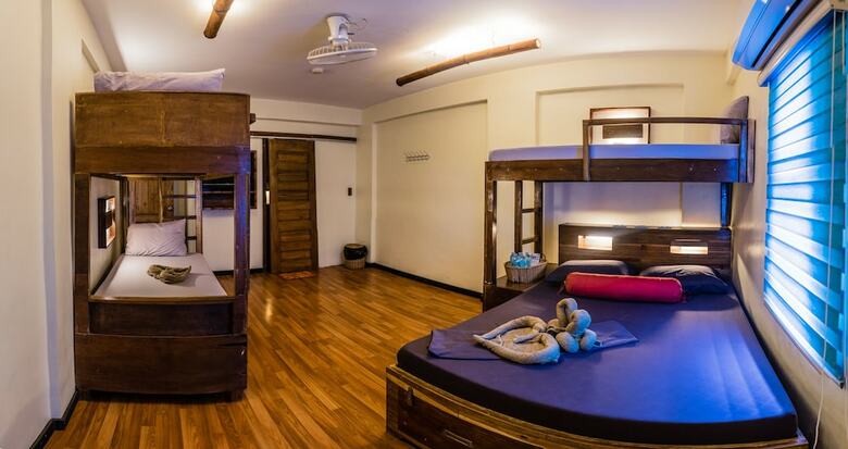 Hostal Outpost Beach Hostel - Adults Only