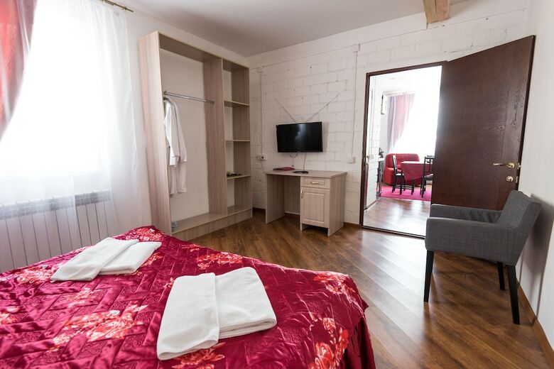 Hotel 1-st Train