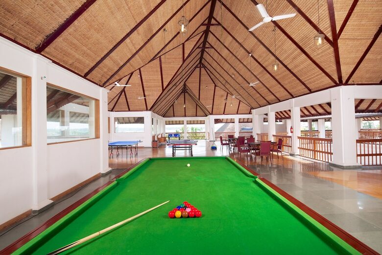 Hotel Le Pondy Beach & Lake Resort