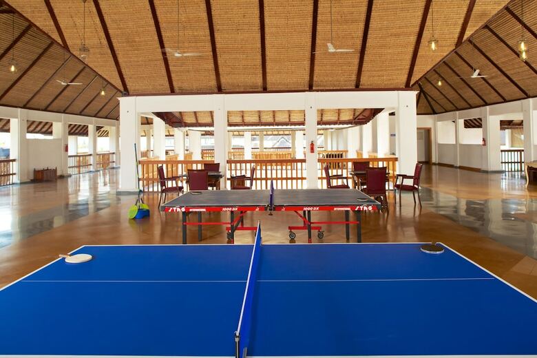 Hotel Le Pondy Beach & Lake Resort