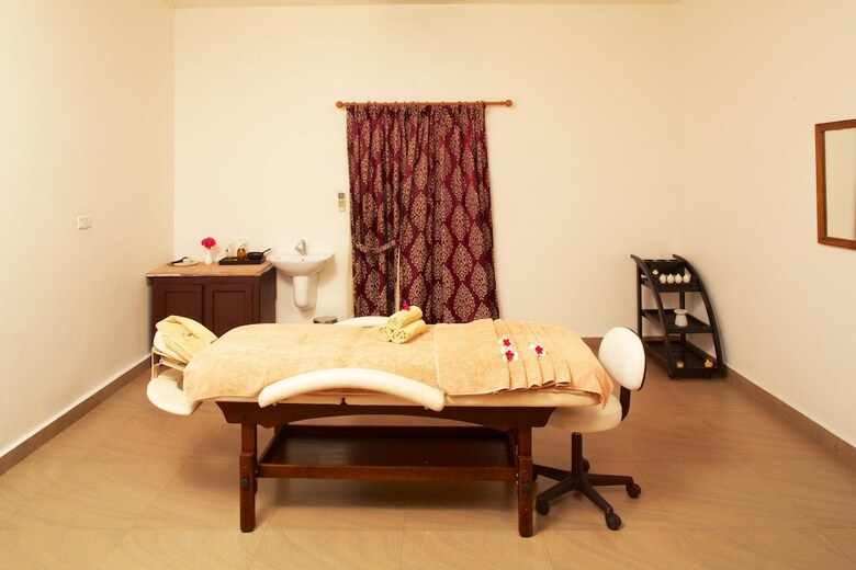 Hotel Le Pondy Beach & Lake Resort