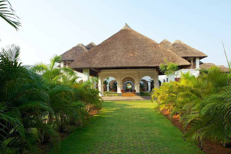 Hotel Le Pondy Beach & Lake Resort