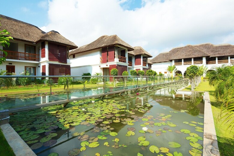 Hotel Le Pondy Beach & Lake Resort