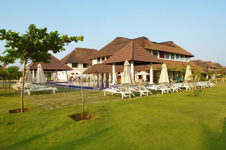 Hotel Le Pondy Beach & Lake Resort