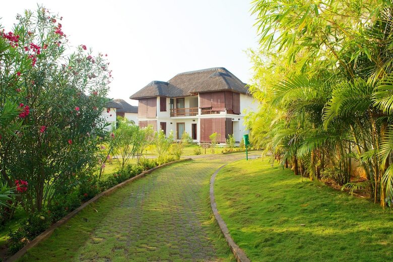 Hotel Le Pondy Beach & Lake Resort