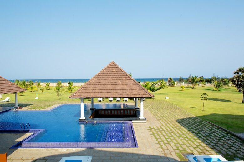 Hotel Le Pondy Beach & Lake Resort