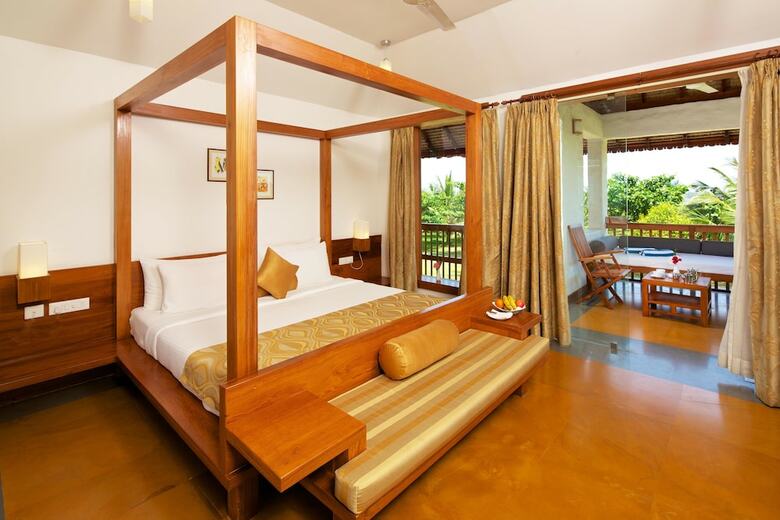 Hotel Le Pondy Beach & Lake Resort