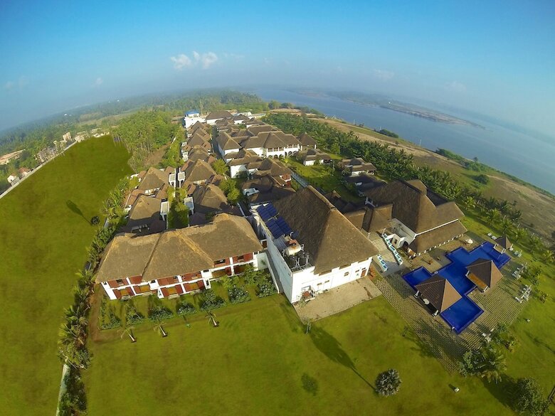 Hotel Le Pondy Beach & Lake Resort