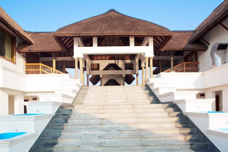 Hotel Le Pondy Beach & Lake Resort