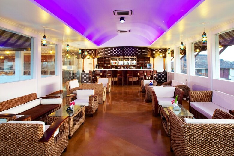 Hotel Le Pondy Beach & Lake Resort