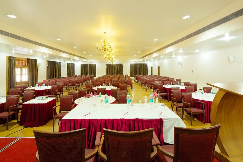 Hotel Le Pondy Beach & Lake Resort