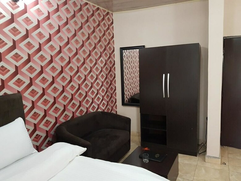 Eddy Vic Hotel