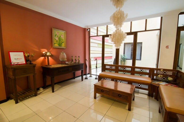 Hotel Reddoorz Near Gubeng Station