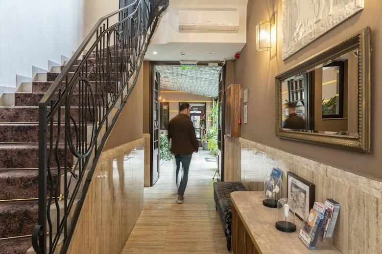 Hotel Mika Downtown