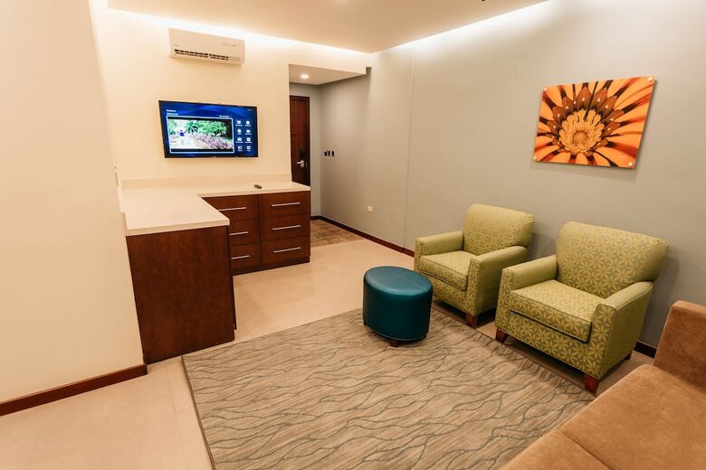 Surfrider Resort Hotel