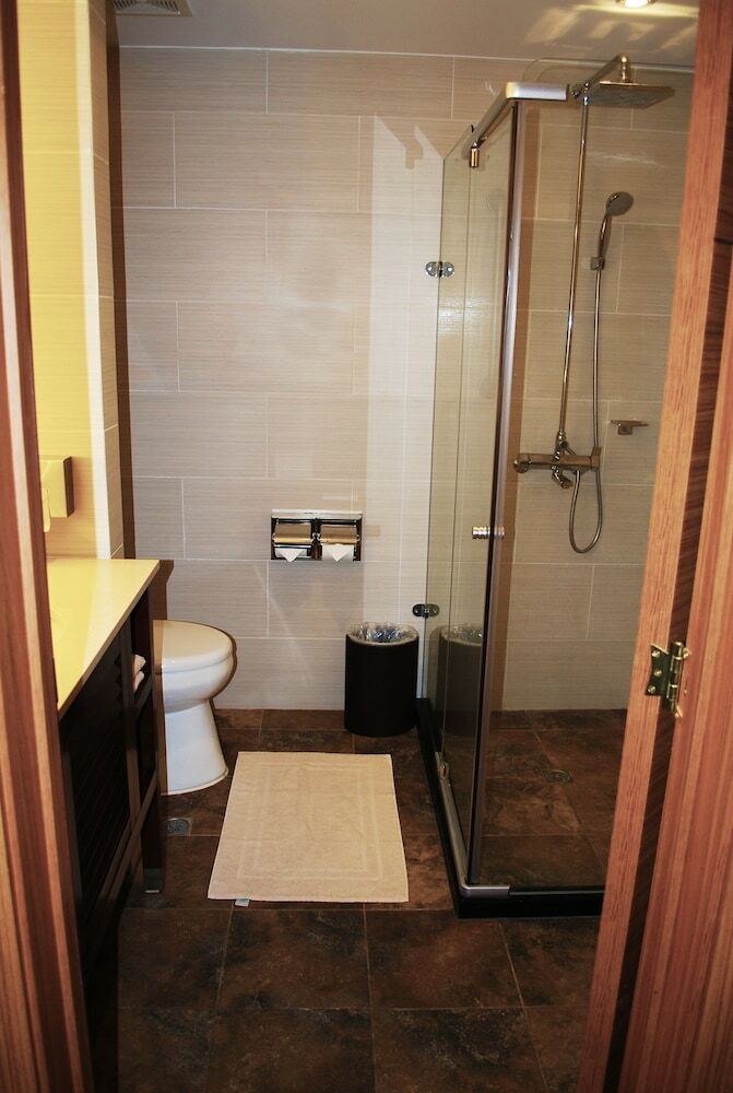 Surfrider Resort Hotel