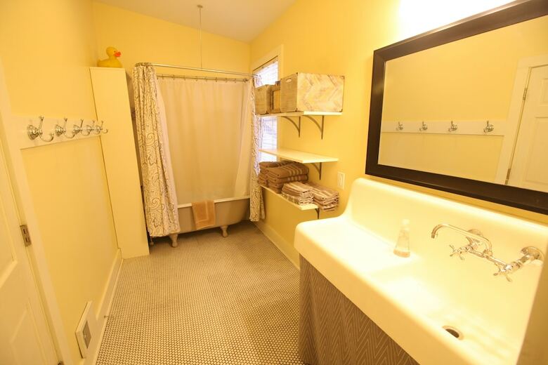 Goldberry Woods Bed & Breakfast-microfarm-cottages