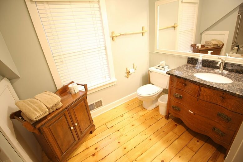 Goldberry Woods Bed & Breakfast-microfarm-cottages