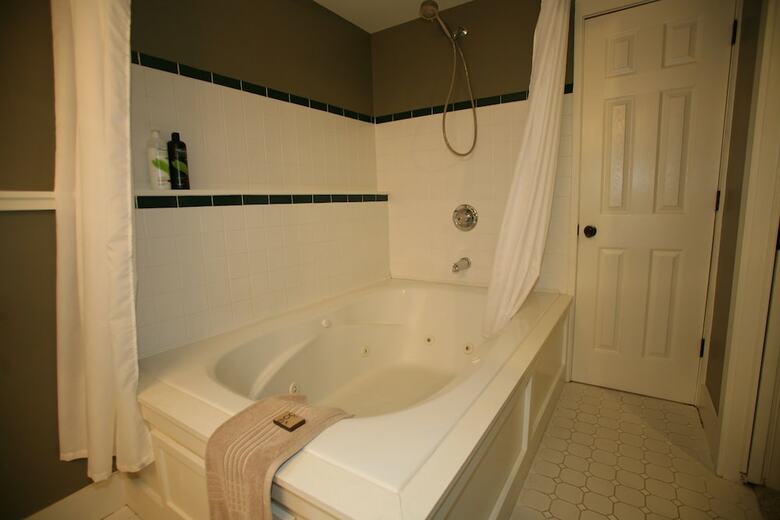 Goldberry Woods Bed & Breakfast-microfarm-cottages
