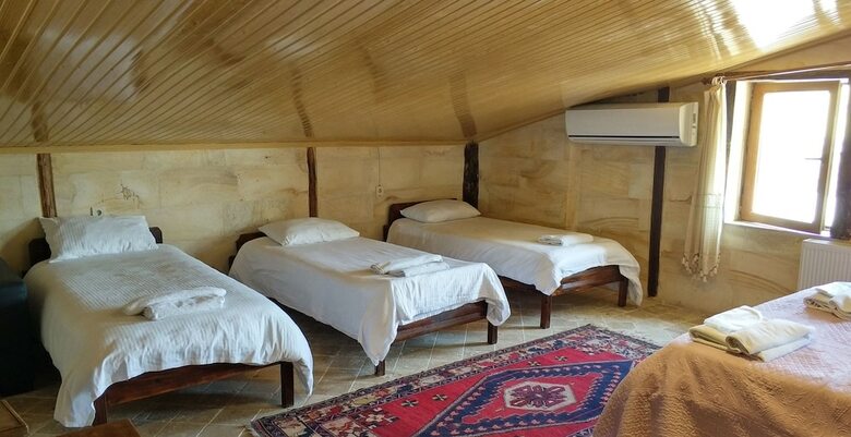 Hotel Shoestring Stone House