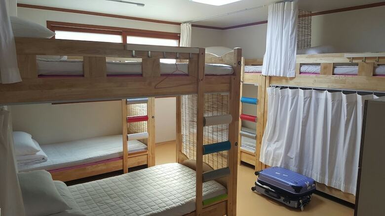 Hostal Happy Tree Guesthouse - Hostel