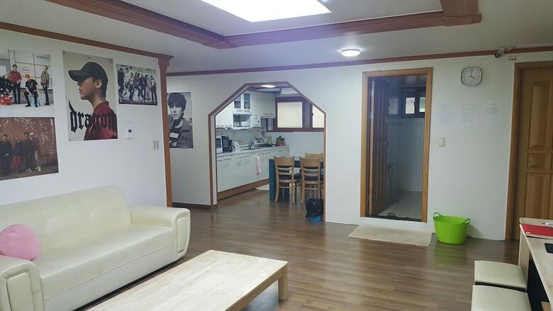 Hostal Happy Tree Guesthouse - Hostel