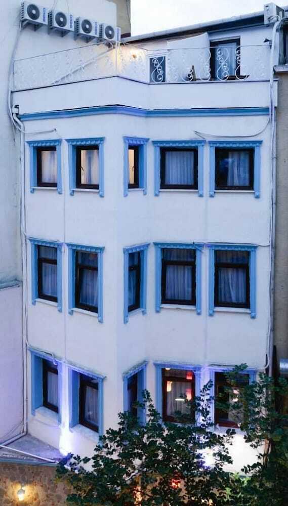 Lancelot Hotel
