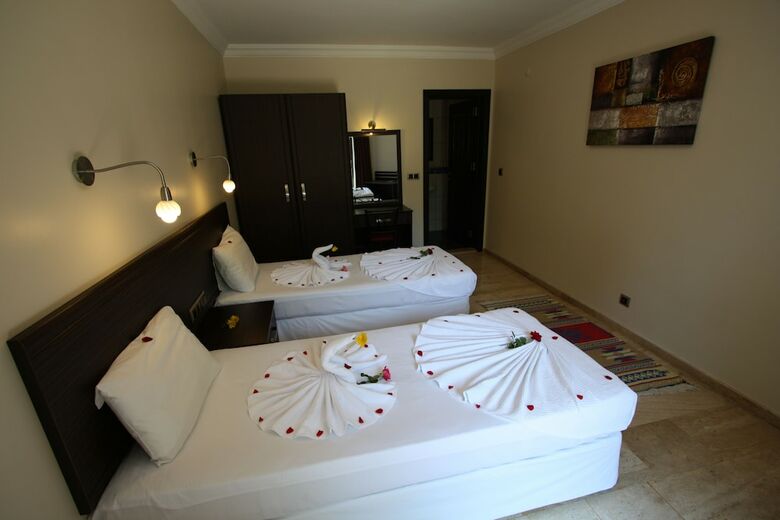 Hotel Holiday Calbis