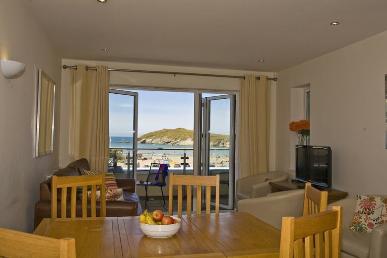 The Beach House & Porth  Sands Apartments