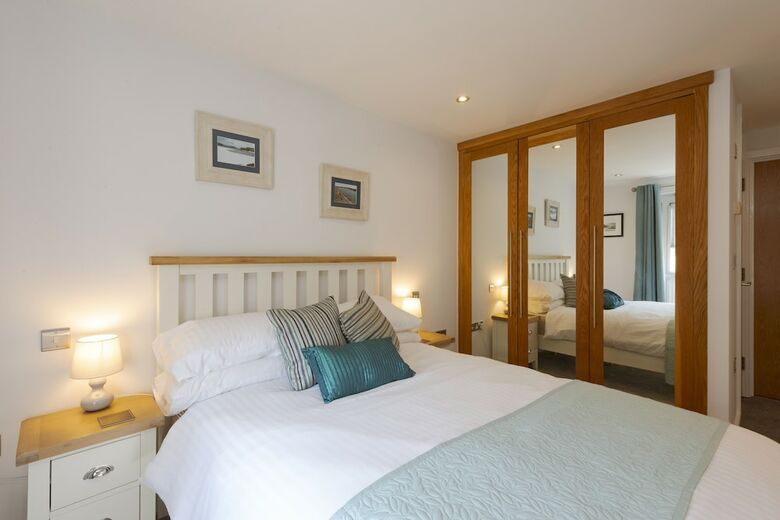 The Beach House & Porth  Sands Apartments