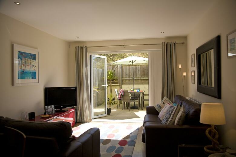 The Beach House & Porth  Sands Apartments