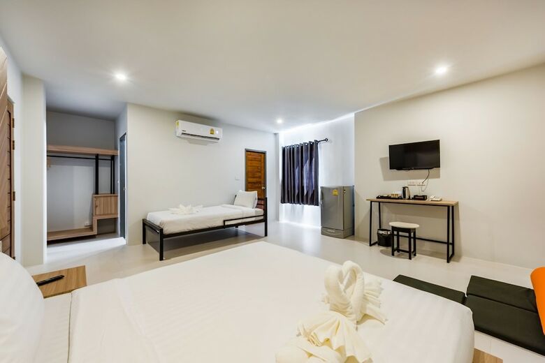 Hostal Phuket Marine Poshtel