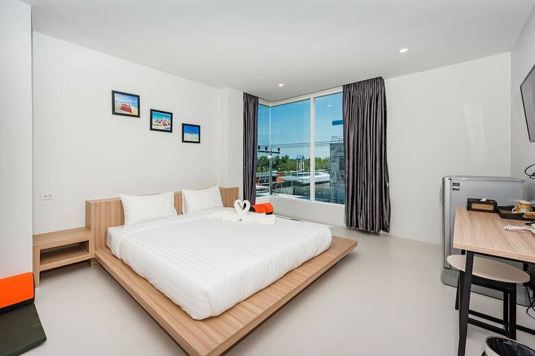 Hostal Phuket Marine Poshtel