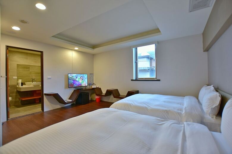 Ruocing Hot Spring Hotel