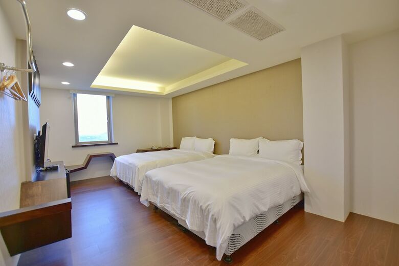 Ruocing Hot Spring Hotel