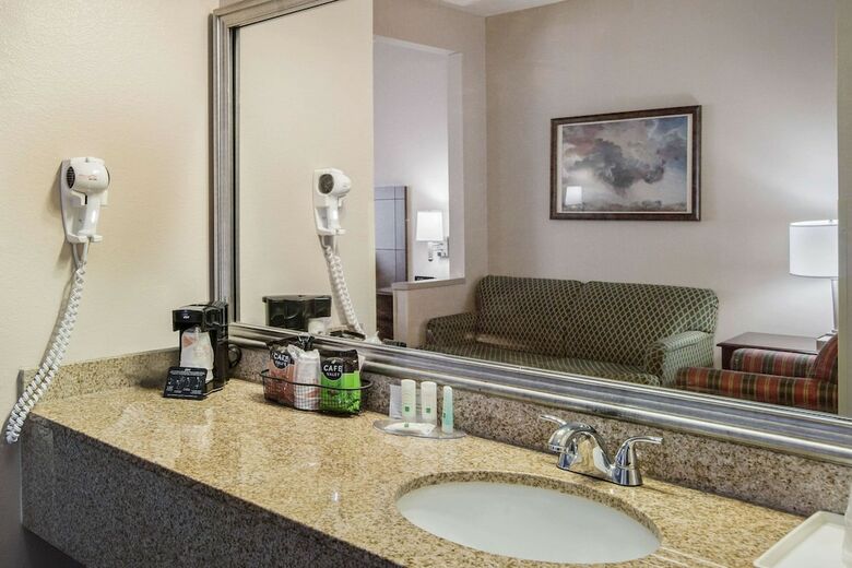 Hotel Quality Inn & Suites Lawrence - University Area