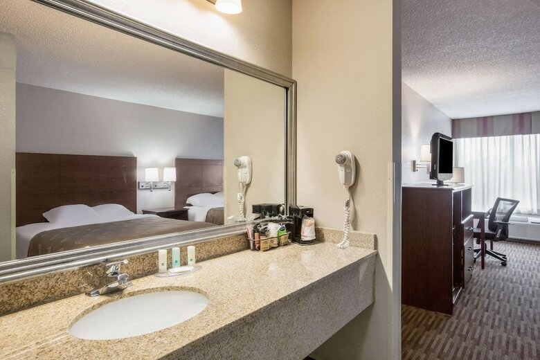 Hotel Quality Inn & Suites Lawrence - University Area