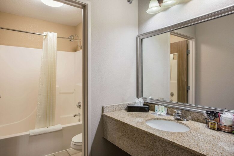 Hotel Quality Inn & Suites Lawrence - University Area