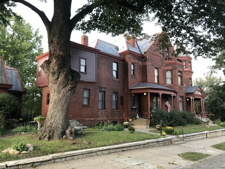Vineyard Mansion & Carriage House Bed & Breakfast