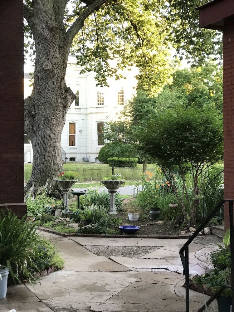 Vineyard Mansion & Carriage House Bed & Breakfast