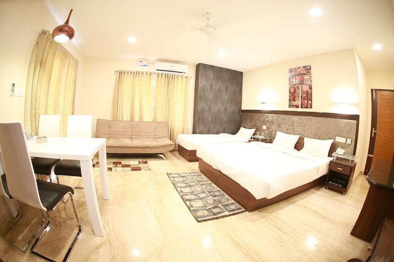 Breeze Suites Transit Hotel