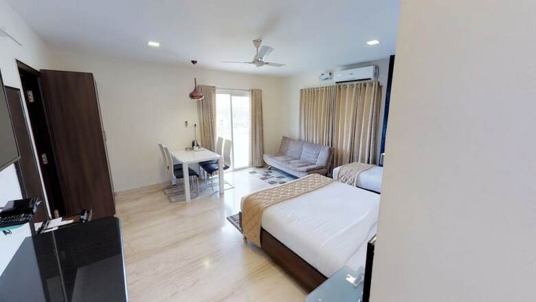 Breeze Suites Transit Hotel