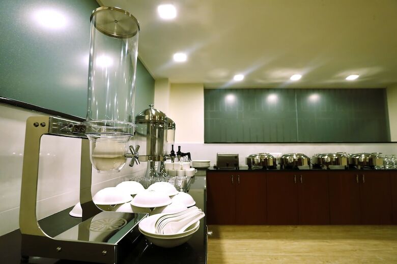 Breeze Suites Transit Hotel