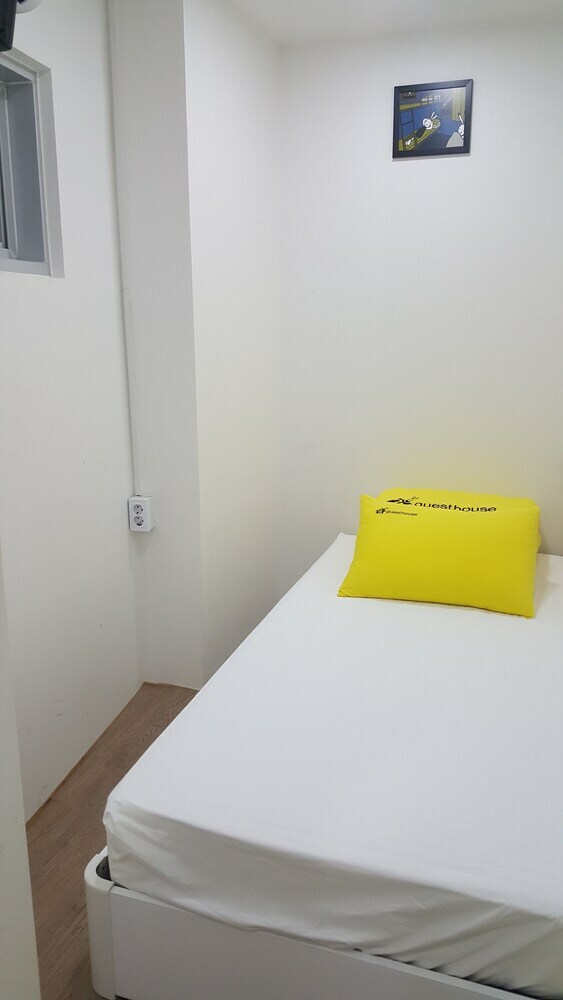 Hotel 24 Guesthouse Nampo Station