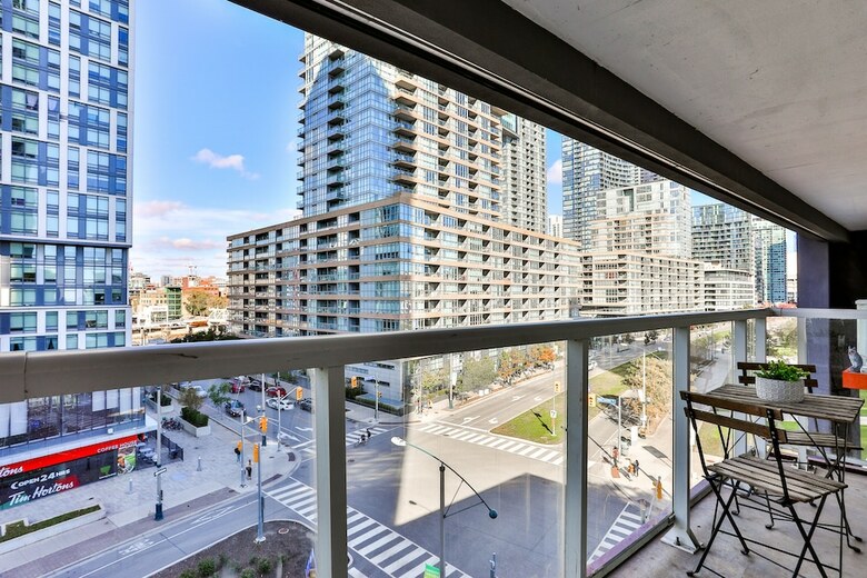 Cityplace 1b Lux Condo Lakeside Skydome Mtcc