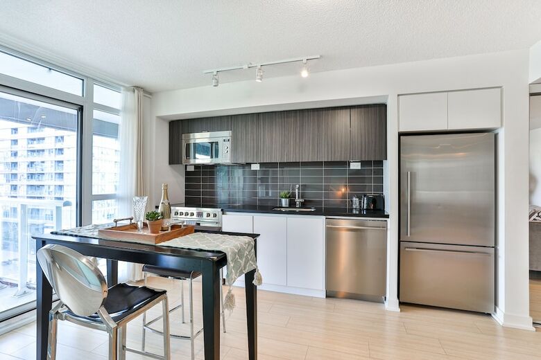Cityplace 1b Lux Condo Lakeside Skydome Mtcc