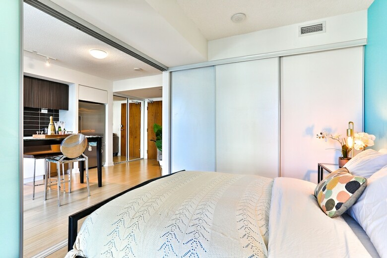 Cityplace 1b Lux Condo Lakeside Skydome Mtcc